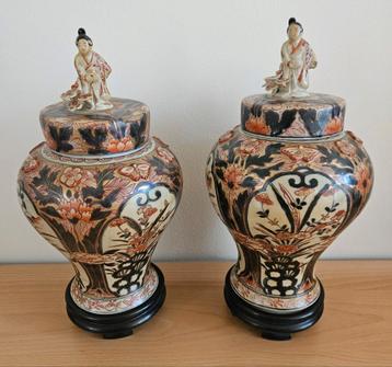 Twee prachtige antieke Aziatische vazen met deksel beschikbaar voor biedingen