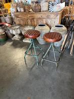 2 Zeer Unieke Industriele barkrukken verstelbaar oud groen, Huis en Inrichting, Barkrukken, Ophalen, Gebruikt, 60 tot 90 cm, Metaal