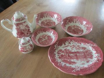 Merrie England serviesdelen roze (rood, pink)   beschikbaar voor biedingen
