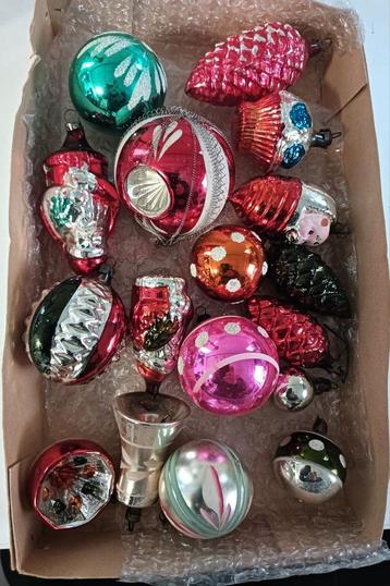 Kerstversiering en piek, gemaakt van glas. Midden 20e eeuw beschikbaar voor biedingen