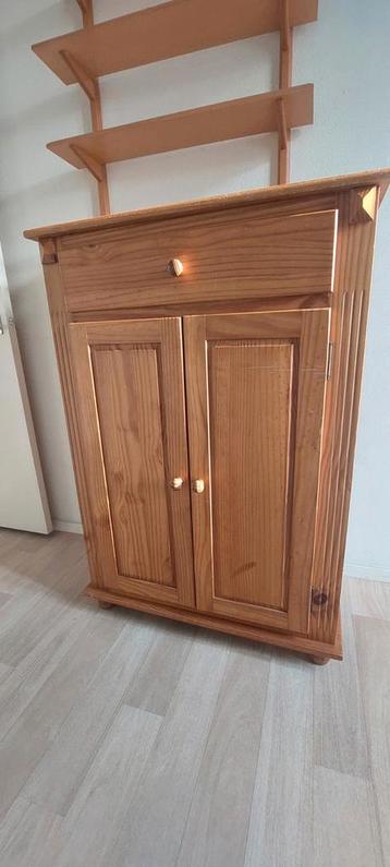 Houten kast met lade en deuren beschikbaar voor biedingen
