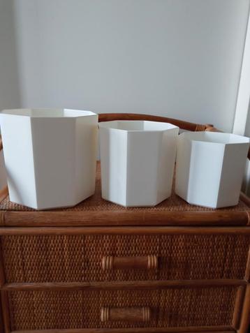 Drie mooie witte vintage 8-kantige bloempotten van kunststof beschikbaar voor biedingen