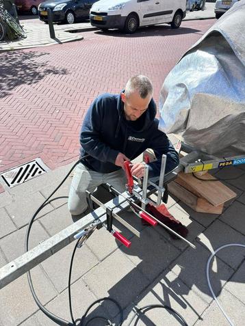 Lasser met werkplaats en komt op locaties. beschikbaar voor biedingen