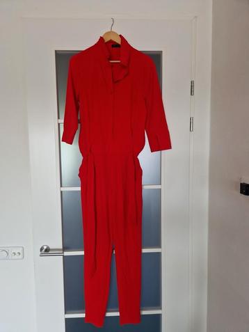 mooie rode travelstof jumpsuit. beschikbaar voor biedingen