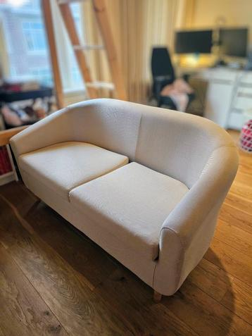 Little 2 seater sofa - great for small spaces! beschikbaar voor biedingen