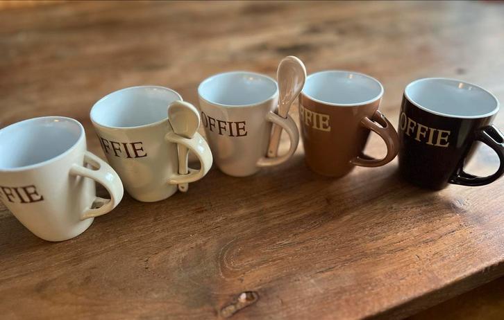5 KOFFIE mokken + 2 lepeltjes beige tot bruin, Huis en Inrichting, Keuken | Servies, Gebruikt, Kop(pen) en/of Schotel(s), Overige stijlen
