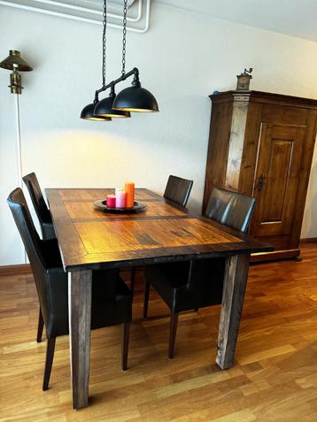 Eettafel plus 4 leren stoelen beschikbaar voor biedingen
