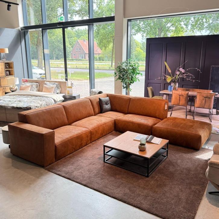 Compleet microleer congac hoekbank Room 108 (nieuw), Huis en Inrichting, Banken | Bankstellen, Nieuw, Vierpersoons of meer, Ophalen