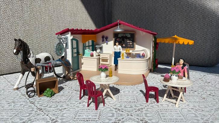 Schleich Horse Club Ruitercafé 42592 Compleet, Kinderen en Baby's, Speelgoed | Educatief en Creatief, Zo goed als nieuw, Ontdekken