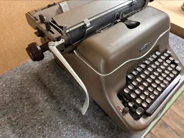 Triumph vintage typemachine type Matura beschikbaar voor biedingen
