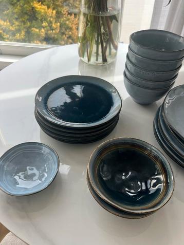 Borden en kommen set beschikbaar voor biedingen