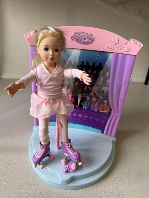 Mooie pop met rolschaatsen in standaard met muziekdoos, Verzamelen, Poppen, Zo goed als nieuw, Pop, Ophalen of Verzenden