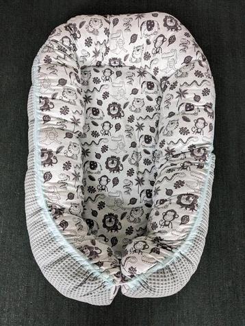 Mintgroen babynestje met jungleprint beschikbaar voor biedingen