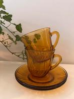 Set van 2 kop en schotels amberkleurig persglas, Antiek en Kunst, Antiek | Servies los, Ophalen of Verzenden