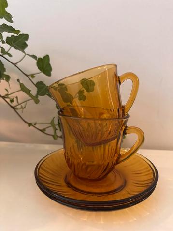 Set van 2 kop en schotels amberkleurig persglas beschikbaar voor biedingen