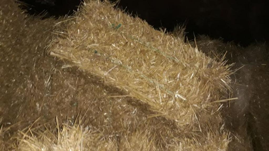 Tarwe stro in kleine pakken van hoge kwaliteit., Ophalen, Vee