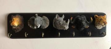 Mooie dieren kapstok met de Big 5 op houten achtergrond beschikbaar voor biedingen