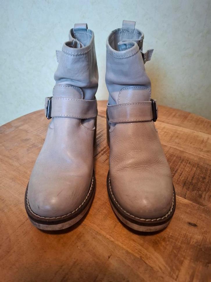 Lola Espeleta enkellaarsjes met hak – maat 35 – beige/grijs, Kleding | Dames, Schoenen, Gedragen, Lage of Enkellaarzen, Grijs