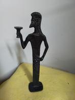 8851) bronze beeld  priester met kelk en druiventros, Ophalen of Verzenden