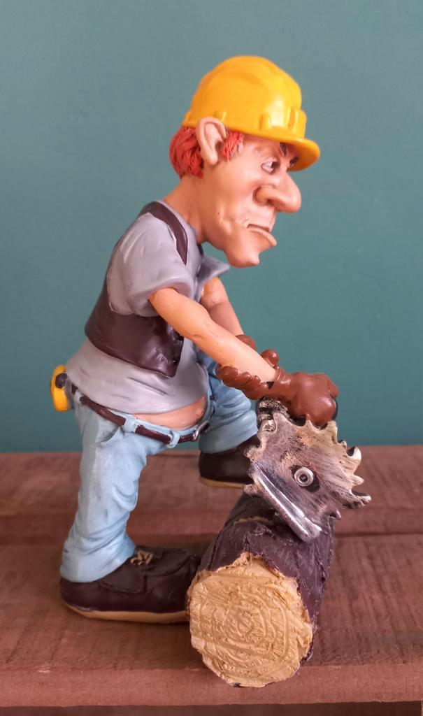 Grappig Beeldje Bouwvakker met Zaag, Verzamelen, Beelden en Beeldjes, Ophalen of Verzenden