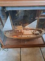 Mooi boot in glazen kast, Ophalen