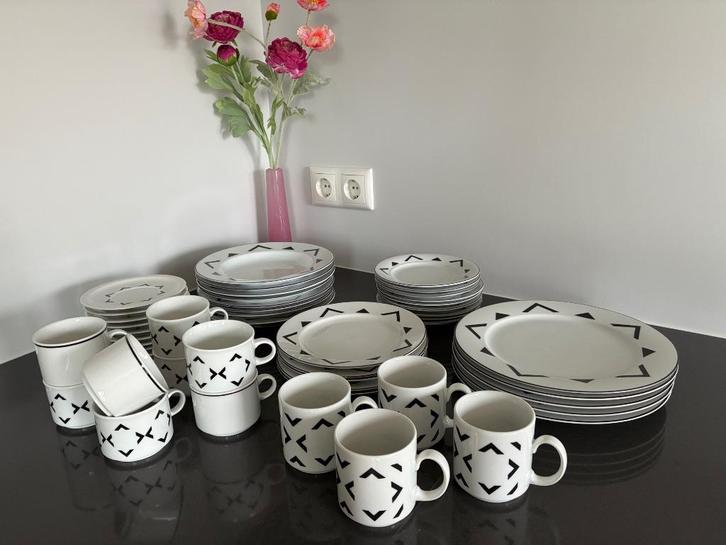 Vintage Hema servies wit zwart motief, Huis en Inrichting, Keuken | Servies, Gebruikt, Kop(pen) en/of Schotel(s), Overige stijlen