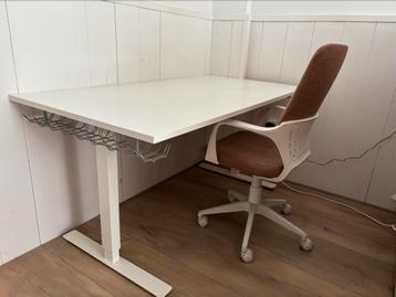 Hoog laag (slinger)bureau met bureaustoel