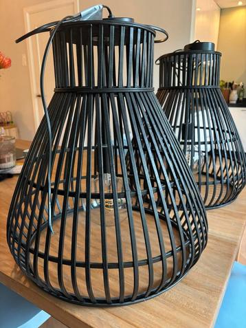 2 zwarte houten hanglampen