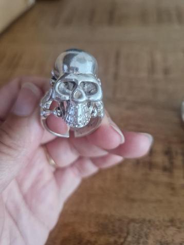 Oude, zilveren ring met doodshoofd en botten. Maat 21 beschikbaar voor biedingen