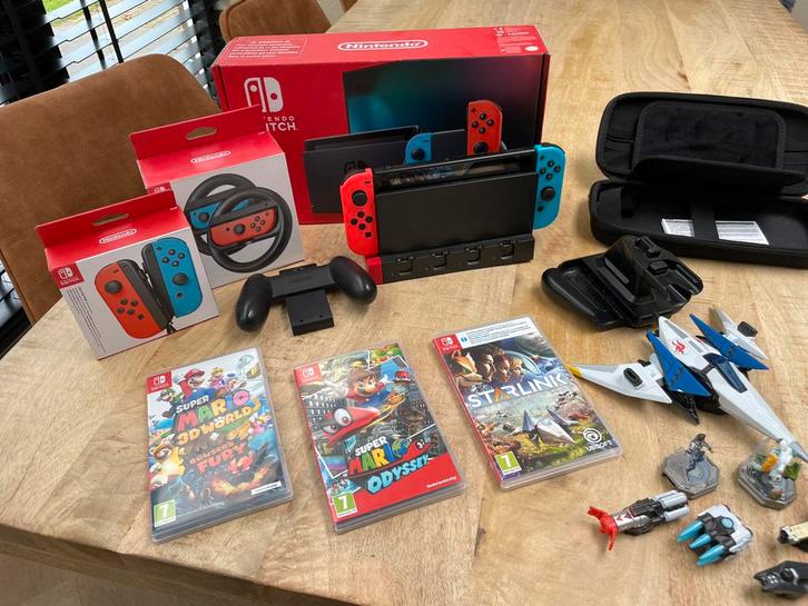 Zeer complete set Nintendo switch met doos en 4 spellen, Spelcomputers en Games, Spelcomputers | Nintendo Switch, Zo goed als nieuw