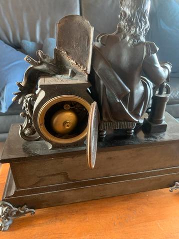 Antieke Franse pendule met bronzen beeld beschikbaar voor biedingen