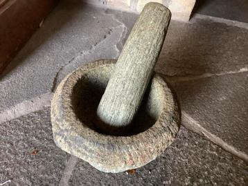 Oude stenen vijzel beschikbaar voor biedingen