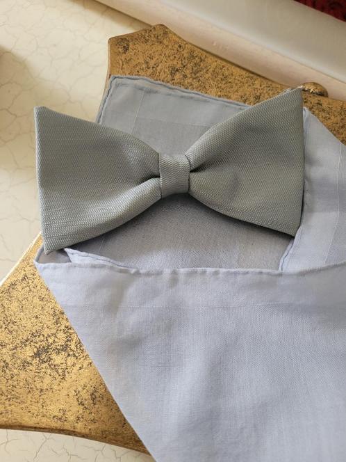 vlinderstrik clip on met pochet, Kleding | Heren, Stropdassen, Zo goed als nieuw, Effen, Grijs, Ophalen of Verzenden