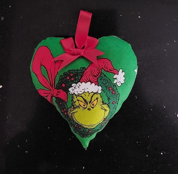 Nieuw- 2 x the Grinch hartjes/ hangers, Verzamelen, Film en Tv, Nieuw, Ophalen of Verzenden