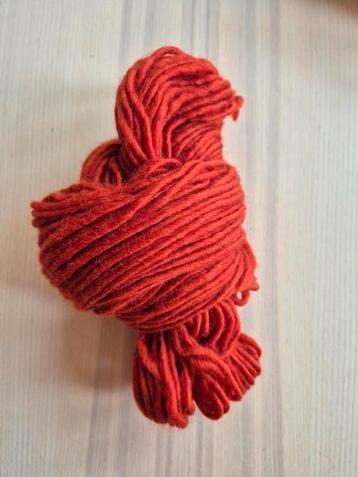 Handgeverfde schapenwol beschikbaar voor biedingen