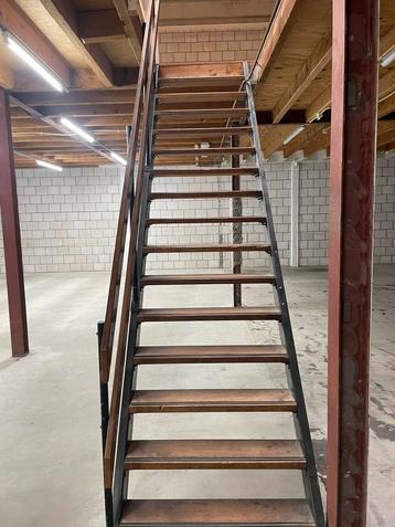 Stalen trap beschikbaar voor biedingen