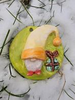 Groen-geel-oranje kerst gnoom klei hanger met cadeautje., Diversen, Kerst, Ophalen of Verzenden, Nieuw