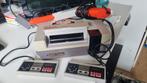 Nintendo NES werkend met 4 games met 2 controllers, Spelcomputers en Games, Spelcomputers | Nintendo NES, Met 2 controllers, Ophalen of Verzenden
