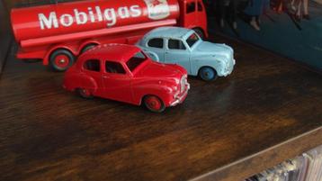 Twee originele Dinky Toys, De Rode/Bl.  Austin Somerset1952 beschikbaar voor biedingen