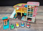 Fisher Price parkeer garage met 4 auto's, poppetjes en brug, Kinderen en Baby's, Speelgoed | Fisher-Price, Ophalen, Gebruikt, Auto of Voertuig