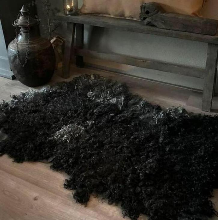 Groot gevilt  krul schapenvacht SALE, Huis en Inrichting, Stoffering | Tapijten en Kleden, Nieuw, 200 cm of meer, Rechthoekig