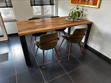 Eetkamer tafel + stoelen beschikbaar voor biedingen