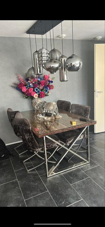 Moderne Eettafel met Metalen Onderstel beschikbaar voor biedingen