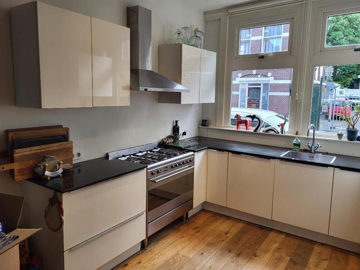 Witte moderne keuken met zwart natuursteen blad, Huis en Inrichting, Keuken | Complete keukens, Gebruikt, U-keuken, Wit, Graniet of Steen