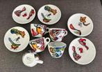 Josien Broeren 5 kopjes met tekst en schotels, Huis en Inrichting, Ophalen, Zo goed als nieuw, Overige stijlen, Kop(pen) en/of Schotel(s)