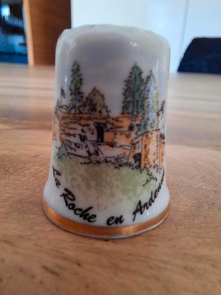 Vingerhoed La Roche en Ardenne, Verzamelen, Vingerhoedjes, Zo goed als nieuw, Buitenland, Porselein, Ophalen of Verzenden