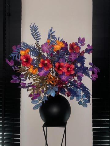 Vaas met zijdebloemen beschikbaar voor biedingen