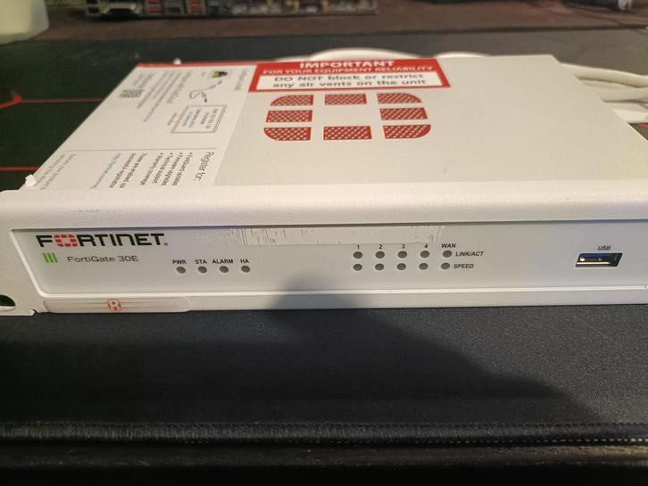 Fortigate 30E + rackmount, Computers en Software, Routers en Modems, Refurbished, Router, Ophalen of Verzenden