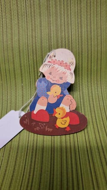 Oud Houten Poppetje met Kuikens 7cm beschikbaar voor biedingen