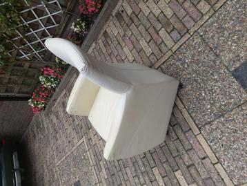 4 eetkamer stoelen beschikbaar voor biedingen